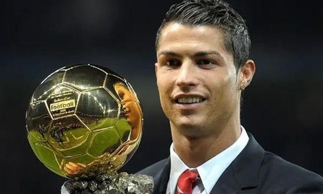 LĐBĐ Bồ Đào Nha chúc mừng Ronaldo, Bruno Fernandes có phản ứng 