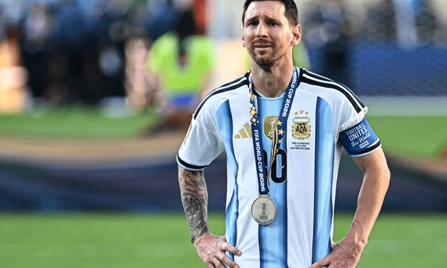 Messi vướng tranh cãi 