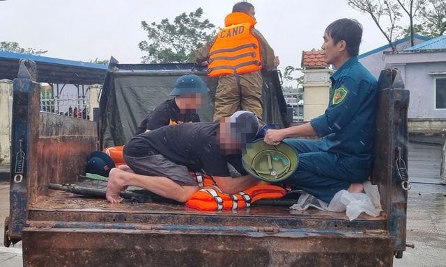Đúng một năm sau vụ 8 người ngạt khí giữa mưa lũ ở Đà Nẵng: Chồng vừa qua đời, vợ ngồi xe lăn