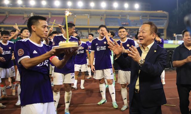 Bầu Hiền đón sinh nhật tưng bừng ngày CLB Hà Nội thắng ngược dòng Ninh Bình đầy cảm xúc 