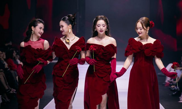 Dàn mỹ nhân phim VTV lần đầu cùng catwalk mở màn show thời trang, diện thiết kế “nhung đỏ” khoe thần thái quyến rũ 