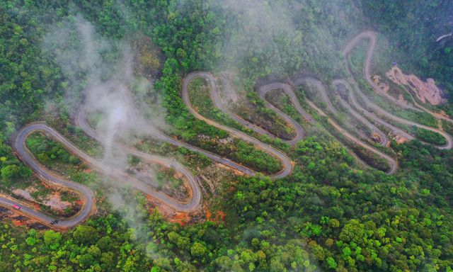 Con đường duy nhất của Việt Nam được chia thành 15 tầng, vỏn vẹn 2,5km nhưng không phải ai cũng dám đi