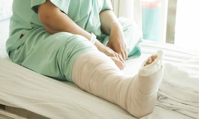 Người đàn ông mua bảo hiểm rồi bị gãy chân, khi đòi bồi thường 70 triệu thì bị từ chối, tòa án khẳng định: Họ đã làm đúng luật! 