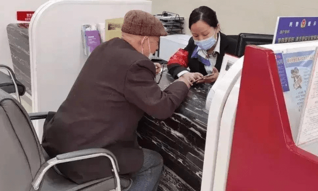 Ông lão gửi tiết kiệm 103 tỷ đồng, sau 1 năm phát hiện tài khoản 0 đồng dù chưa từng rút tiền: Ngân hàng khẳng định ‘‘chính ông là người tất toán’’ 