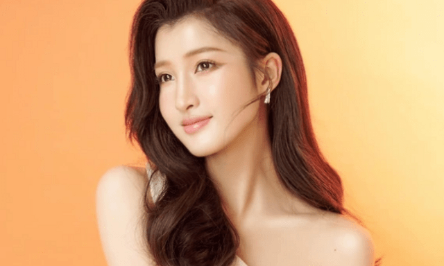 Á hậu Phương Nhi là ai?