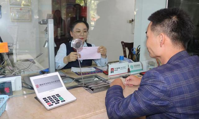 Khách yêu cầu chuyển 2,4 tỷ đồng nhưng nhân viên ngân hàng chỉ chuyển 240.000 đồng rồi báo cảnh sát, lập tức được khen thưởng