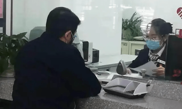 Thấy người đàn ông rút 460 triệu đồng để mua vàng mừng cưới em họ, nhân viên ngân hàng nhanh chóng báo cảnh sát: 