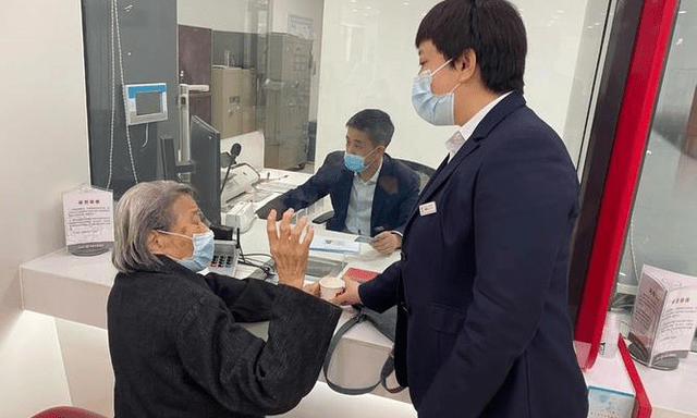 Thay mới thẻ ATM cũ, người phụ nữ phát hiện tài khoản có thêm 1,7 tỷ đồng, ngân hàng khẳng định: Sao kê không tìm thấy người đã chuyển khoản nhầm?   