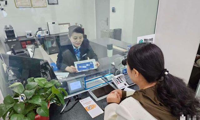 Người phụ nữ thừa kế sổ tiết kiệm 1,4 tỷ đồng, đến khi đi rút, ngân hàng nói: Số tiền này đã có người lấy từ 10 năm trước