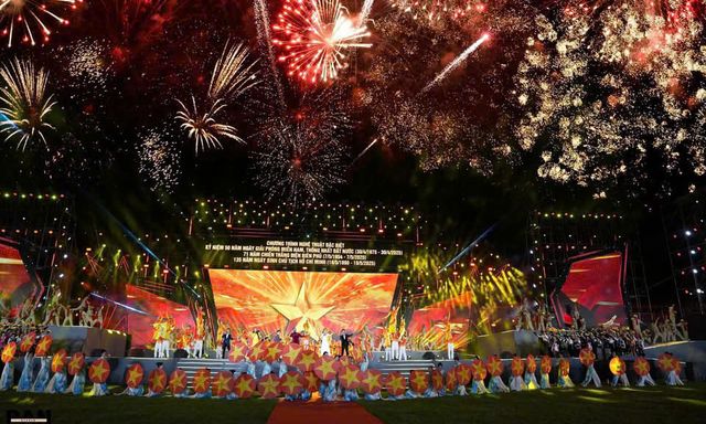 15.000 người đổ về một sự kiện đặc biệt tại thành phố Điện Biên, hòa mình vào không gian nghệ thuật hào hùng, đầy cảm xúc 