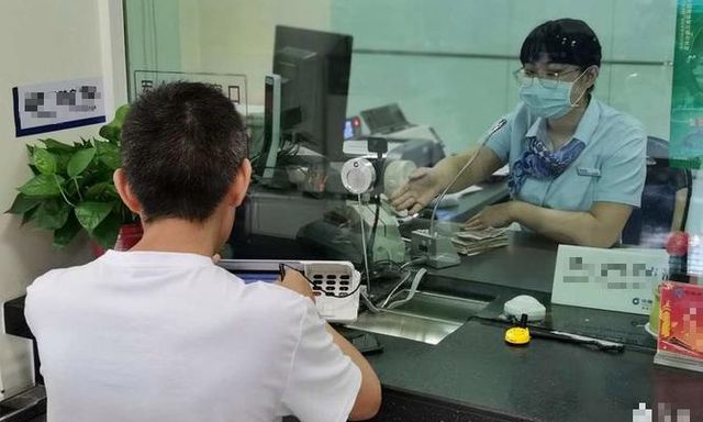 Nhận được 132 triệu đồng tiền chuyển khoản nhầm, người đàn ông khẳng định: Tài khoản đã bị khoá, không có trách nhiệm trả lại tiền?