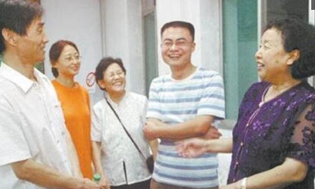 Nam sinh thi ĐH đạt điểm cao nhưng kiên quyết không nhập học, ai cũng bảo “dở người”: Một năm sau, truyền thông cả nước sững sờ