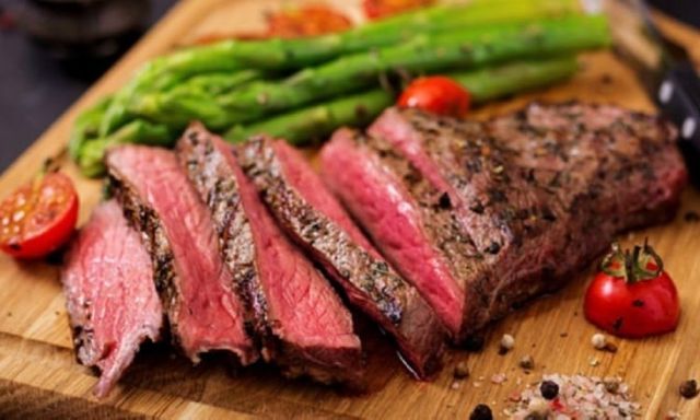 Thịt bò ăn tái vô tư, thịt gà, thịt lợn thì phải tránh tuyệt tối, vì sao?