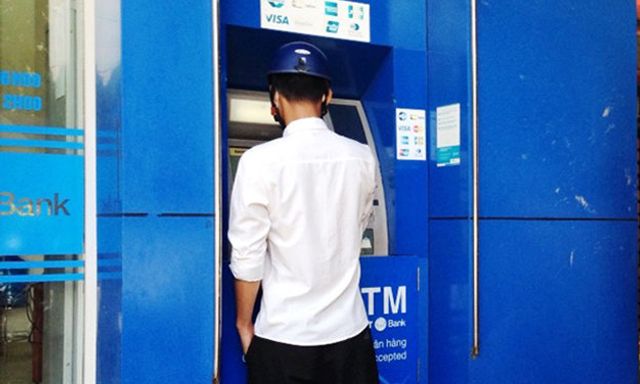 Người đàn ông tới ATM rút 20 triệu đồng, 2 lần số dư vẫn không đổi, vội vã tới ngân hàng kiếm tra: 