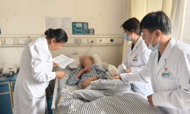 Người phụ nữ 67 tuổi tử vong sau khi ngâm chân vào buổi tối, bác sĩ chỉ ra: “Tuổi càng cao càng phải chú ý điều này!”