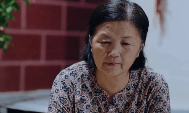 Bà giúp việc xin nghỉ đột ngột, trước khi đi chỉ nói đúng 1 câu: Người con dâu lập tức để ý đến bố chồng 