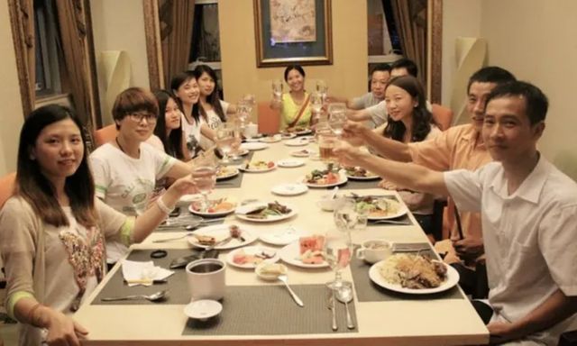 Đi họp lớp các bạn bỏ hết về trước lúc thanh toán: Tôi ở lại cuối cùng với lớp trưởng lại là 'người hưởng lợi nhất'