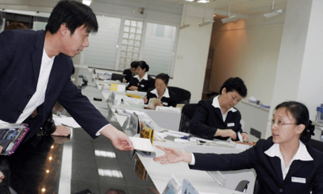 Cho bạn chiến hữu vay 70 triệu đồng, rồi mất liên lạc, 10 năm sau đi huỷ thẻ thì được thông báo: tài khoản có hơn 140 triệu đồng