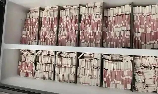 Phát hiện 6kg vàng và hơn 149 tỷ đồng tiền mặt nằm vương vãi trong biệt thự của người đàn ông chỉ tốt nghiệp hết cấp 2 