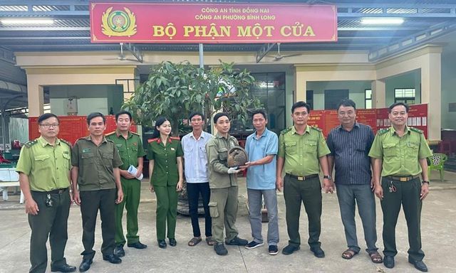 Phát hiện con vật bò lổm ngổm trong nhà vào buổi đêm, người dân vội trình báo công an phường