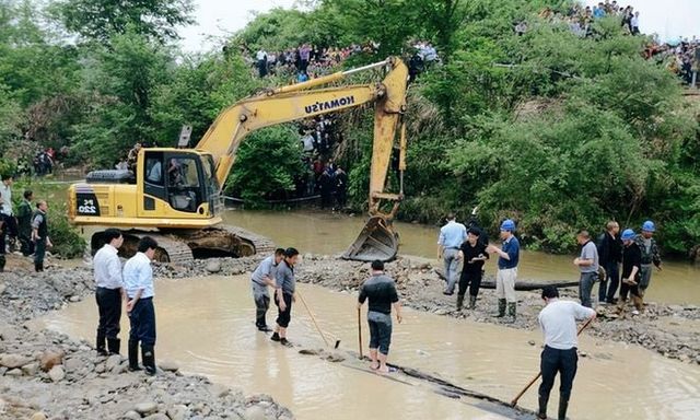 Phát hiện vật đen sì dài 30m dưới sông, 9 người dùng máy xúc trục vớt rồi bán với giá hơn 732 triệu đồng, vài tháng sau bất ngờ bị tòa án triệu tập