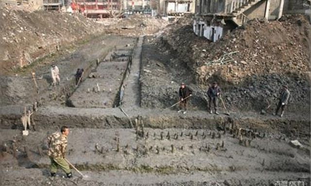 Đào móng công trình, đội công nhân phát hiện trận cọc gỗ 