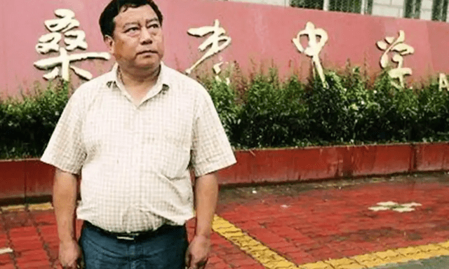 Thầy hiệu trưởng vừa nhậm chức đã đưa ra quyết định gây tranh cãi, 13 năm sau tất cả mọi người đều phải thừa nhận và nể phục