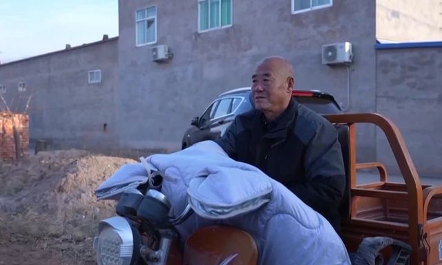 Đúng 11h20p trưa, người đàn ông thực hiện 1 cuộc gọi định mệnh khiến nửa tiếng sau, cả làng vừa khóc vừa cảm ơn rối rít