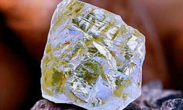 Phát hiện viên kim cương 170 carat khi đi làm ruộng