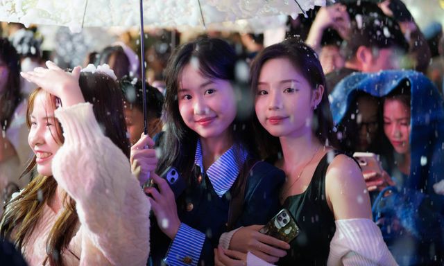 Hàng nghìn người đổ về Trường ĐH Thăng Long chỉ trong một buổi tối