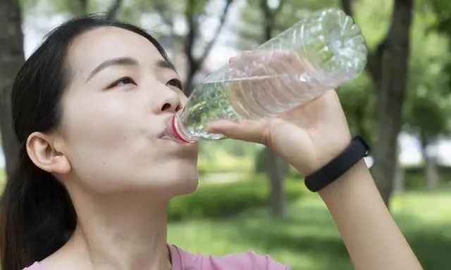 Ngày càng nhiều người suy thận, bác sĩ cảnh báo 8 sai lầm khi uống nước: “Đừng coi nhẹ những thói quen này”