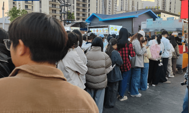 Cảnh tượng lạ lùng: Cả khu phố dùng chung một 1 QR thanh toán, khách kéo đến nườm nượp nhưng tiền không về tài khoản chủ quán