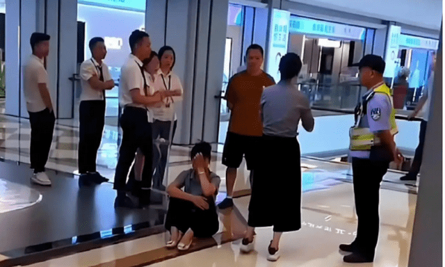 Nơi làm việc trong mơ: Nhân viên bị khách hàng 