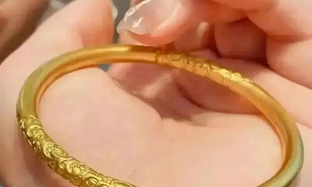 Rửa vòng vàng miễn phí ở chợ, người phụ nữ phát hiện vòng nhẹ đi gần 5g, cảnh sát khẳng định: Chị vừa mất 18 triệu đồng trong 20 giây