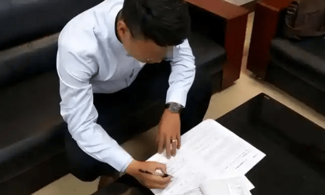 Bị sa thải sau 20 năm cống hiến, ngày rời đi người đàn ông nhận 1 phong bì từ sếp: Bên trong không phải tiền mà là thứ không ai ngờ đến