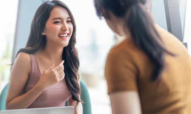 Khi được ai đó khen ngợi, đừng chỉ đáp lại “cảm ơn”: Có 4 cách trả lời thể hiện EQ cao, dễ nhận được thiện cảm