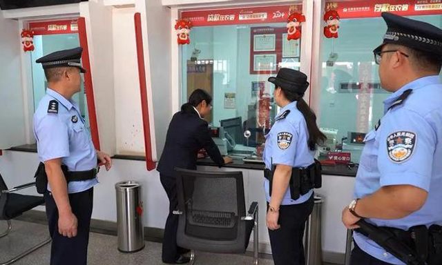 Phát hiện khách đặt 4 lệnh mua vàng với giá hơn 3,6 tỷ đồng, công an lập tức đến ngân hàng xác minh, còn yêu cầu đơn vị chuyển phát đổi địa chỉ giao hàng 