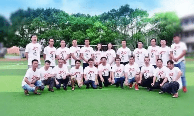 U50 đi họp lớp sau 20 năm tốt nghiệp, tôi phát hiện khoảng cách giàu nghèo giữa những người bạn cũ cùng tuổi đều bắt nguồn từ 3 điều này