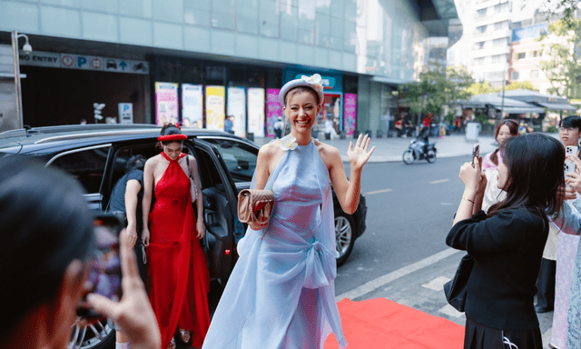 1 địa điểm thu hút được cả dàn hoa hậu đình đám check in, cả Miss Cosmo cũng háo hức mặc áo yếm truyền thống Việt Nam đến trải nghiệm