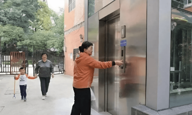  Tôi ở tầng 1, vì sao vẫn phải nộp phí thang máy? Các chuyên gia chỉ ra: 