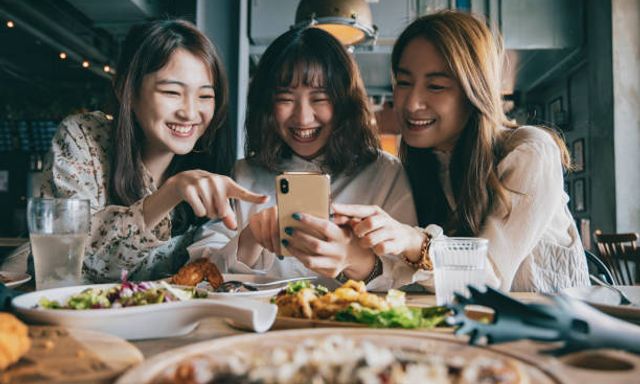 Tôi được thưởng 4 triệu đồng cuối năm, đồng nghiệp giục mở tiệc ăn mừng: Hóa đơn được đưa ra, cả bàn bỗng im bặt