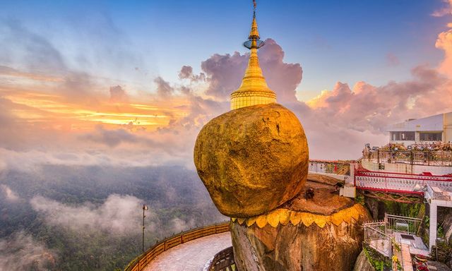 Hòn đá dát vàng khổng lồ chênh vênh trên vách núi cao 1.100m hàng nghìn năm, động đất 7,7 độ richter vẫn không rơi