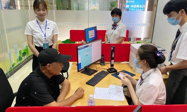 Nhận được 842 tỷ đồng tiền chuyển khoản nhầm từ ngân hàng, người đàn ông rút ra tiêu sạch rồi bị khởi kiện, tòa án tuyên bố: “Không cần trả lại”