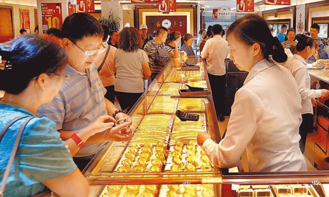 Hơn 10 năm trước chi 373 triệu đồng mua hơn 10 cây vàng bị chê cười, đến nay bà cụ 74 tuổi lãi gấp 2,5 lần: “Cuối cùng cũng có thể ngẩng cao đầu rồi”