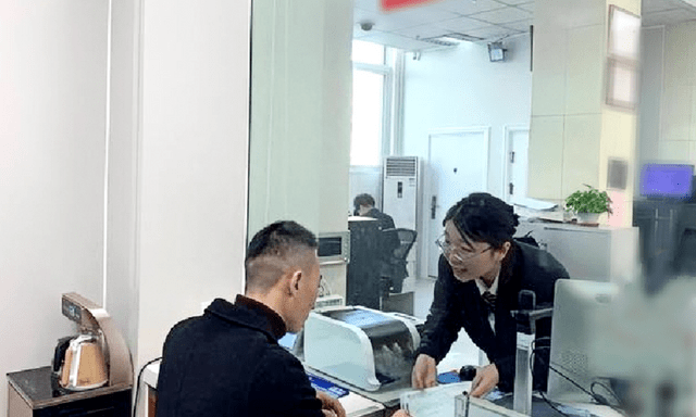 Phát hiện người đàn ông rút 485 triệu đồng để mua vàng mừng cưới em họ, nhân viên ngân hàng lập tức báo cảnh sát: 