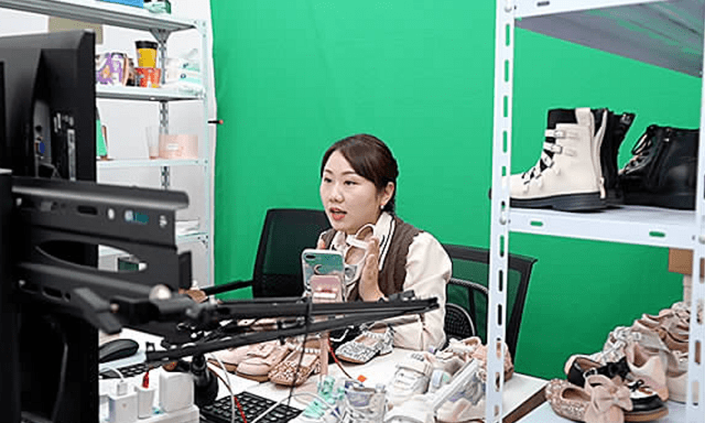 Người phụ nữ mua sỉ 500 đôi giày qua livestream, thanh toán toàn bộ nhưng nhận về 90 sản phẩm kém chất lượng: Ai chịu trách nhiệm?