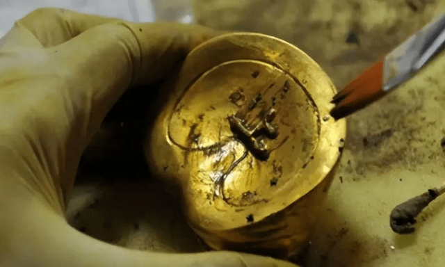 Đào sâu 0,8m, đội công nhân phát hiện hơn 5 kg vàng: Công trường xây dựng lập tức bị phong tỏa