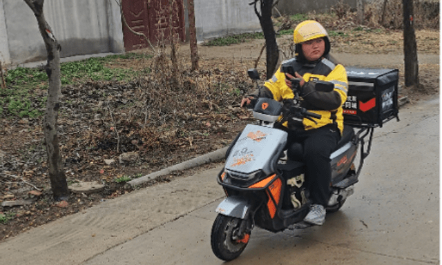 Bỏ phố xá, chàng trai 26 tuổi làm shipper độc quyền ở nông thôn, kiếm gần 40 triệu đồng/tháng: Lương cao, đỡ cạnh tranh lại gần gia đình