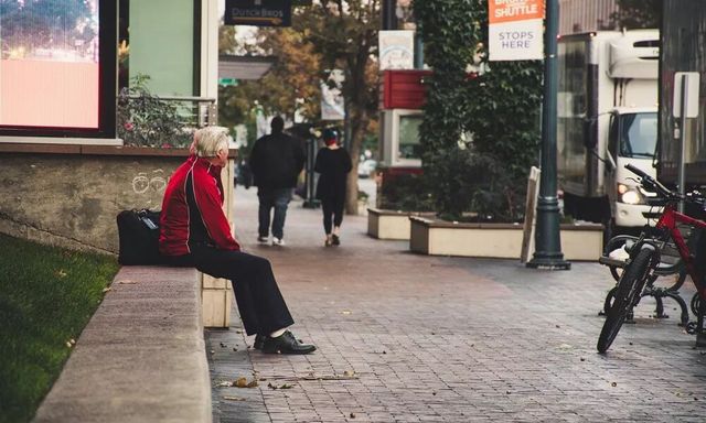 8 năm làm giúp việc cho người giàu, tôi phát hiện ra điểm chung “đau lòng” của đời người: Điều đáng sợ nhất lúc về già không phải là nghèo
