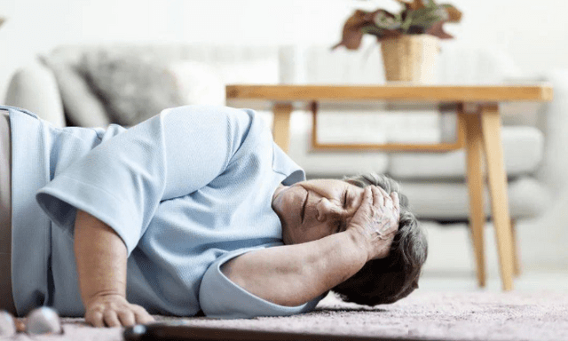 Vợ chồng U65 có lương hưu không nhỏ vẫn làm việc quần quật để tiết kiệm, dưỡng già, đến lúc ngã bệnh mới bật khóc: Tôi hối hận rồi!